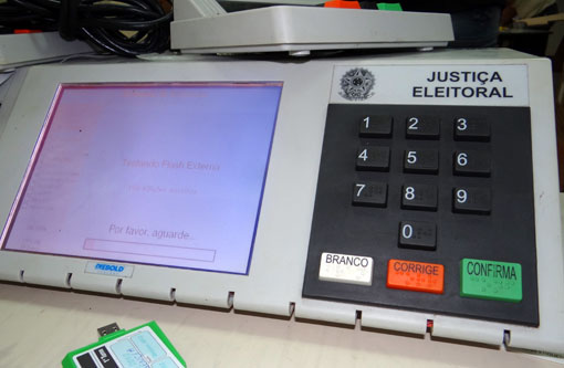 Urna eletrônica brasileira completa 20 anos a favor da democracia
