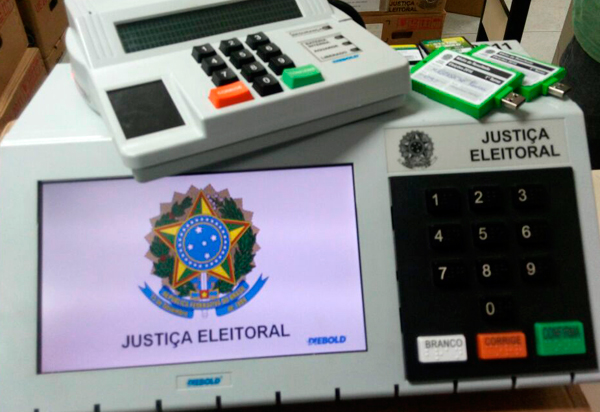 Comissão da Câmara dos Deputados aprova 'distritão', coligações e fim do segundo turno