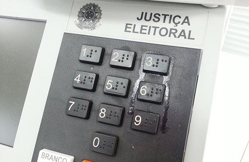 Eleitor cola tecla 3, e urna eletrônica é trocada em Goiás