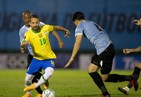 Seleção enfrenta Uruguai buscando virtual classificação para Copa
