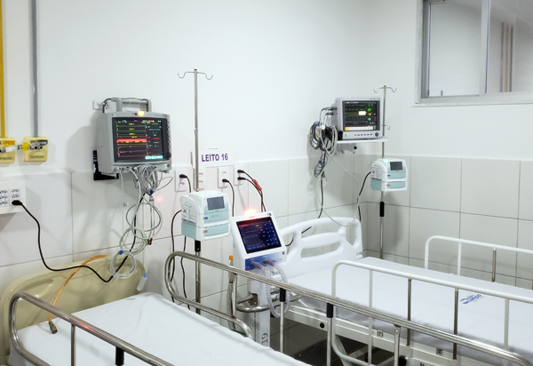 Covid-19: média móvel de mortes fica abaixo de mil pelo terceiro dia