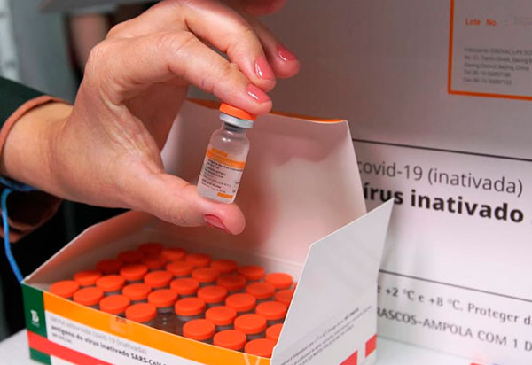 Estudo revela que vacinados com CoronaVac têm 74% menos chance de morte