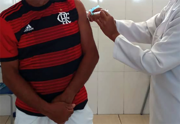 Mortes por covid-19 de pessoas vacinadas são raras, diz especialista