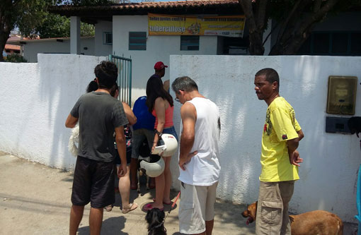 Brumado: Devido a disponibilidade de poucas doses de vacinas antirrábica, dia de vacinação foi de filas