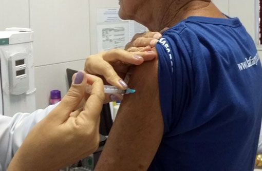 Anvisa libera farmácias para oferecer serviço de vacinação em todo o país
