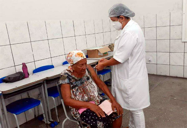 Brumado: Sesau inicia vacinação de idosos contra a covid-19