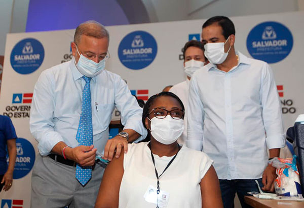 Primeiras vacinas contra a Covid-19 são aplicadas na Bahia