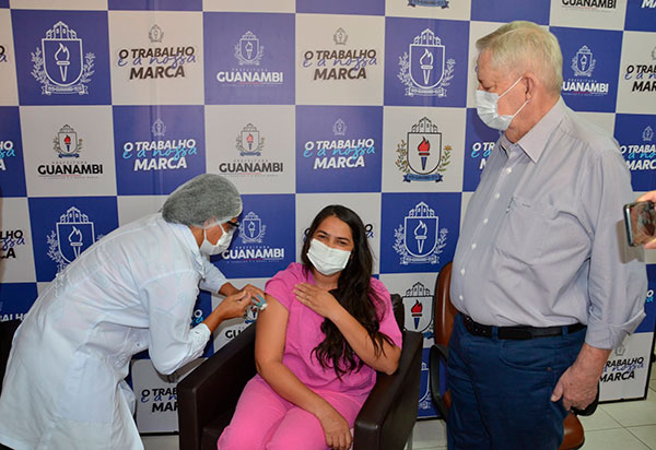 Guanambi: Técnica de Enfermagem foi a primeira vacinada com a primeira dose da vacina Coronavac