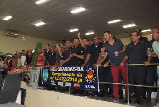 Brumado: vereadores que se posicionaram a favor dos projetos do prefeito são vaiados durante a sessão