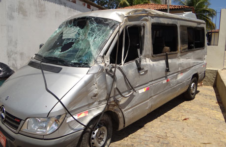 Brumado: Família que seguia para Caculé sofre acidente na BR-030