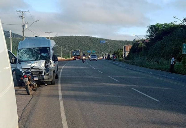Brumado: Van com passageiros das cidades de Dom Basílio e Livramento colidiu contra animal na BA-148