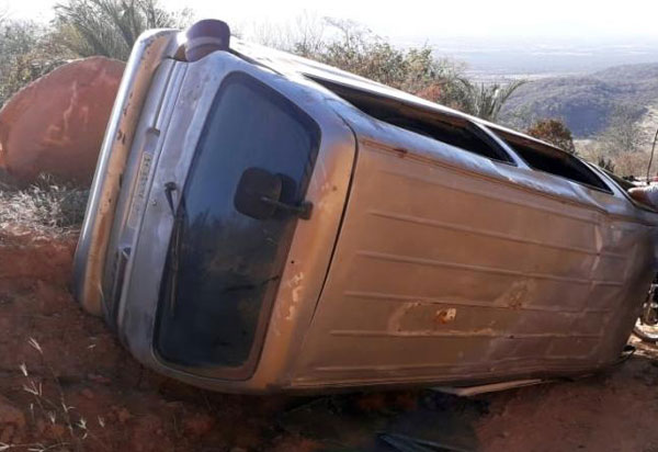 Paramirim: van escolar tombou em estrada vicinal; havia 18 estudantes no veículo