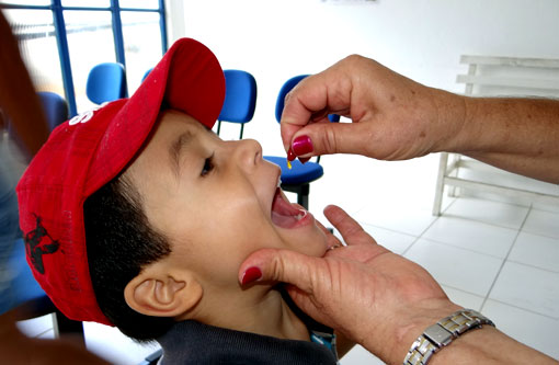 Vacinação contra pólio e sarampo começa neste sábado