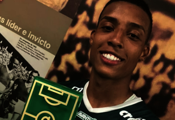 Palmeiras: Brumadense Vanderlan ganha de Weverton o troféu de Craque do Jogo no Brasileirão