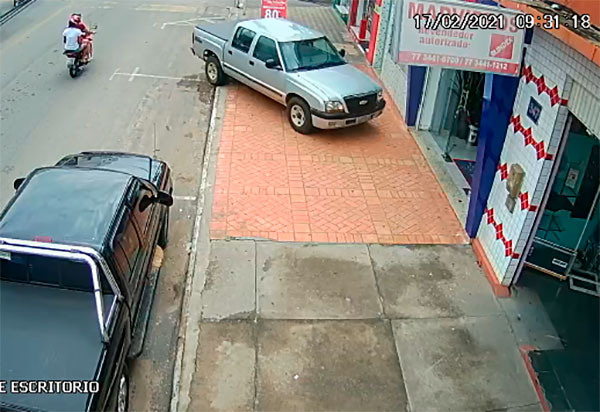 Brumado: Carro desgovernado quase provoca grave acidente na Avenida Antônio Mourão Guimarães