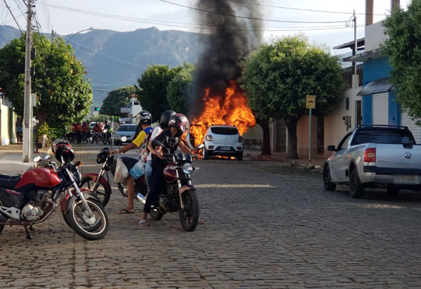 Carro pega fogo no centro de Livramento
