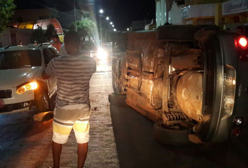 Motorista tomba carro no centro de Livramento de Nossa Senhora