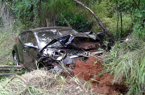 Brumado: Motorista perde controle da direção e veículo cai em barranco na BR-030
