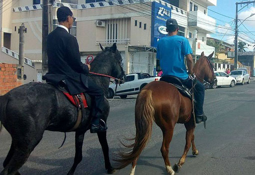 Em Feira de Santana, vereador protesta contra o aumento da gasolina indo trabalhar a cavalo