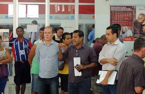 Édio Pereira e Weliton Lopes visitam instituições bancárias de Brumado para cobrarem cumprimento da Lei dos 15 minutos
