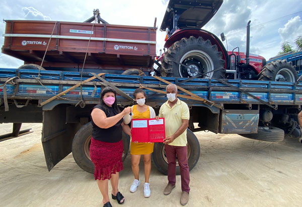 Brumado: Vereadora Verimar do sindicato faz entrega de uma patrulha agrícola para a associação do Pai João