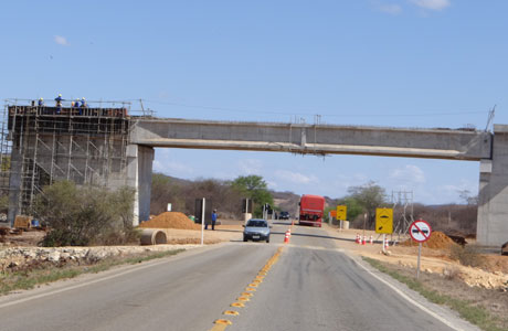 Brumado: Bandidos assaltam encarregado em obra de construção do viaduto da Fiol