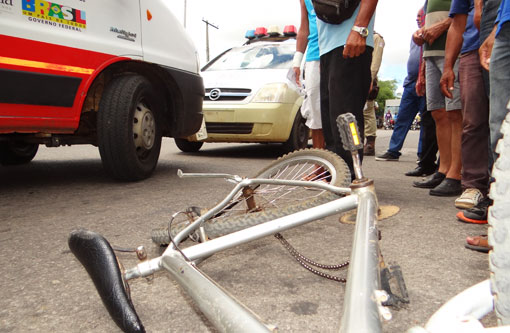 Brumado: Viatura da PM atropela idoso de bicicleta