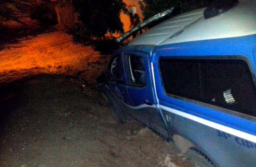 Brumado: Viatura da Polícia Militar cai em buraco de rua sem pavimentação