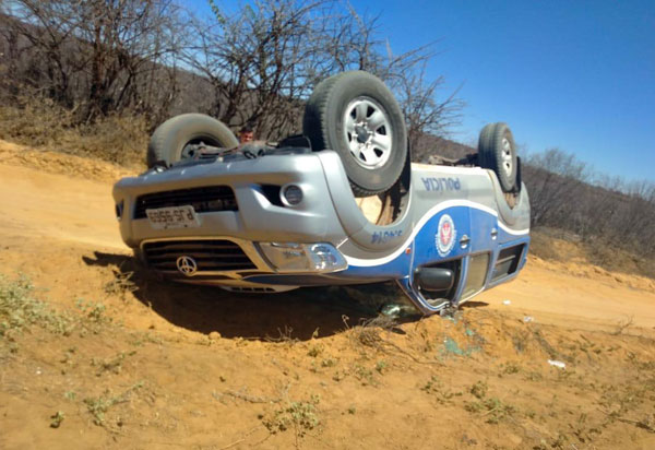 Livramento: viatura da Polícia Militar desvia de animal e tomba no distrito de Iguatemi