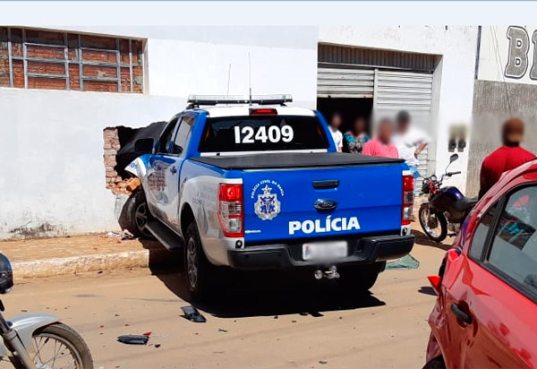 Viatura da Polícia Civil se envolve em acidente com automóvel em Riacho de Santana