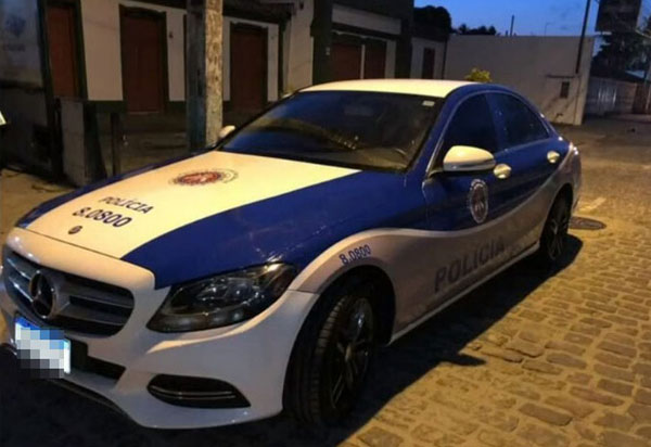 Carros de luxo viram 'viaturas' da PM após serem apreendidos em operações de combate ao tráfico em Porto Seguro