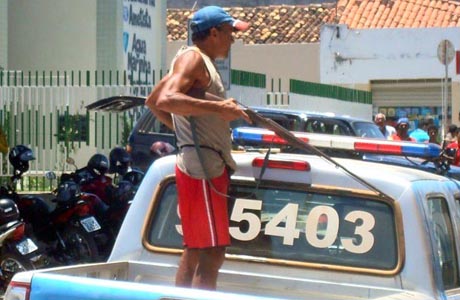 Bahia: Homem sobe em viatura e faz ameaças a PMs