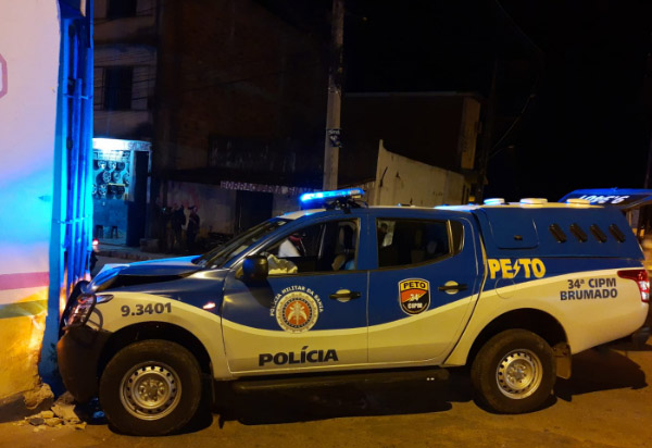 Brumado: Durante perseguição a criminosos, viatura da PM colide contra poste