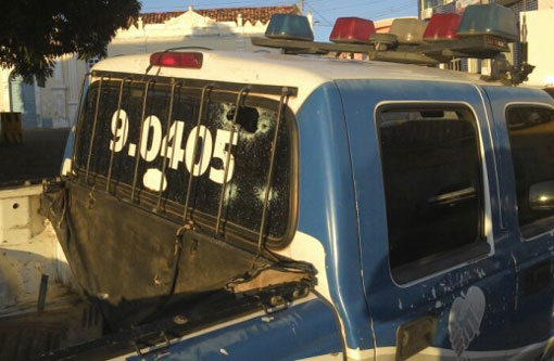 Macaúbas: Bandidos explodem agência do BB e metralham companhia de Polícia