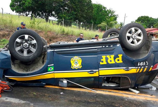 Viatura com agentes da PRF capotou na BR-101
