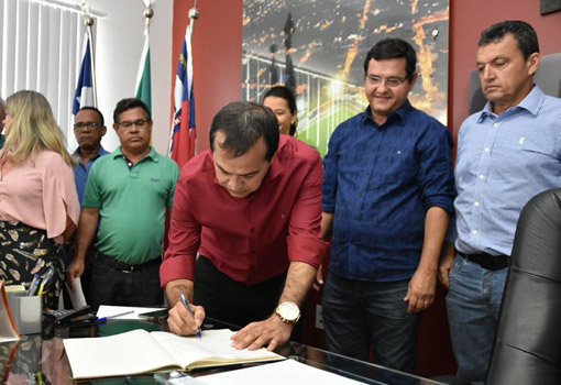 Prefeito de Guanambi se afasta da prefeitura por 12 dias; vice assume