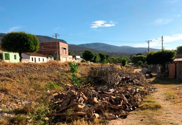Brumado: Moradores da Vila Presidente Vargas denunciam que rua foi obstruída com entulho