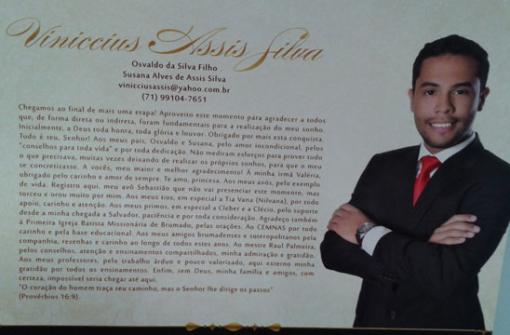 Pais homenageiam Vinícius Assis Silva pela formatura em Direito