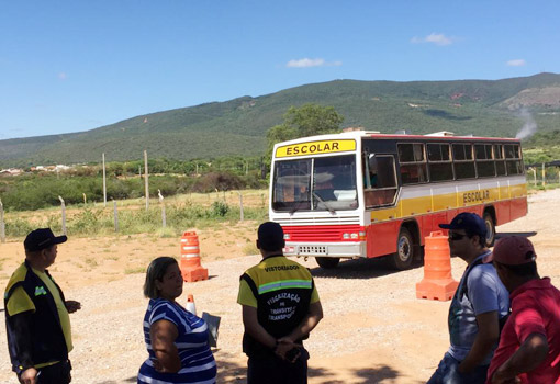Brumado: veículos que fazem transporte escolar são vistoriados  para receberem a renovação da licença de prestação dos serviços