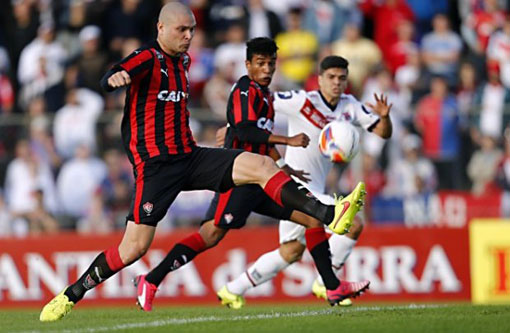 Série B: Vitória volta a vencer fora e fica a um ponto do líder
