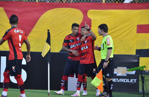 De virada, Vitória supera Corinthians no Barradão e consegue o primeiro triunfo na Série A