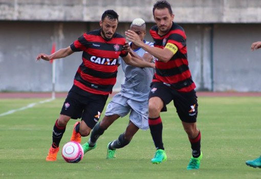 Vitória vence Atlântico a segue na liderança do Baianão
