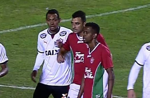 Em jogo morno, Vitória para na marcação do Boa Esporte e empata em Varginha