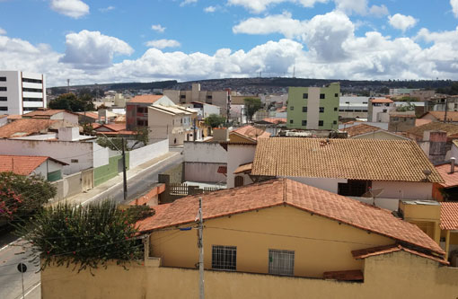 Vitória da Conquista: menino de quatro anos cai do segundo andar de prédio após mãe deixá-lo sozinho