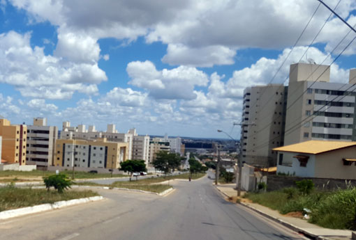 Vereadores de Vitória da Conquista aprovam lei que multa em R$ 100 aquele que jogar lixo nas ruas