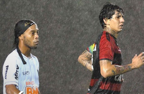Sob chuva, Vitória e Atlético-MG ficam no empate no Barradão