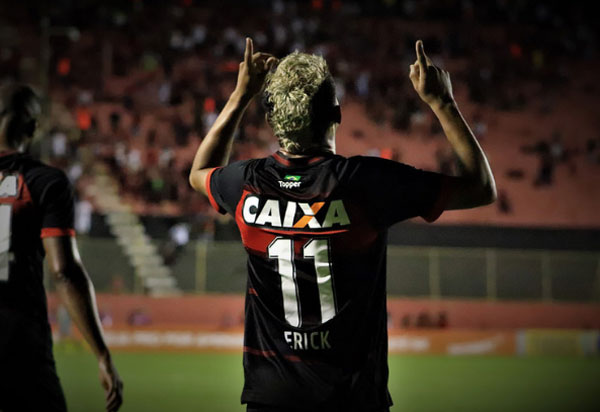Vitória bate Sport por 1x0 em duelo nordestino no Barradão