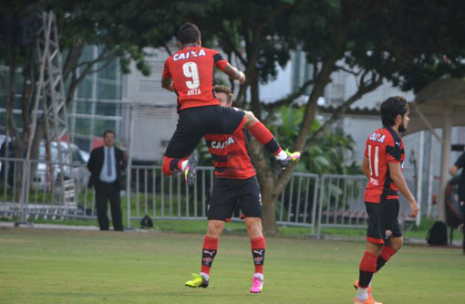 Vitória empata pela primeira vez no Barradão no Brasileirão por culpa das falhas da arbitragem