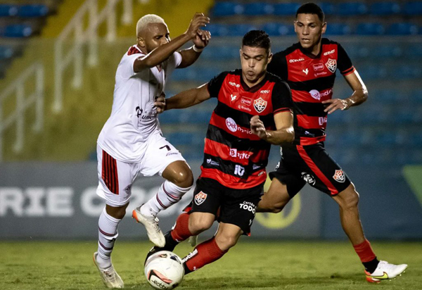 Vitória sai na frente com o artilheiro Rafinha, mas cede empate