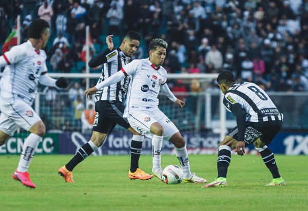 Vitória é goleado na segunda rodada do quadrangular decisivo